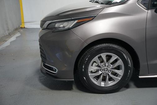 2022 Toyota Sienna XLE 8 Passenger