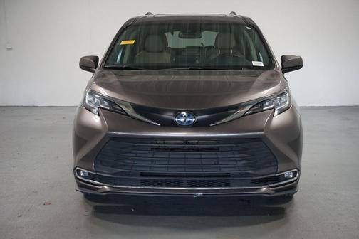 2022 Toyota Sienna XLE 8 Passenger