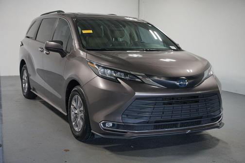 2022 Toyota Sienna XLE 8 Passenger