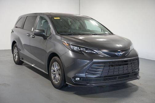 2025 Toyota Sienna XLE 8 Passenger