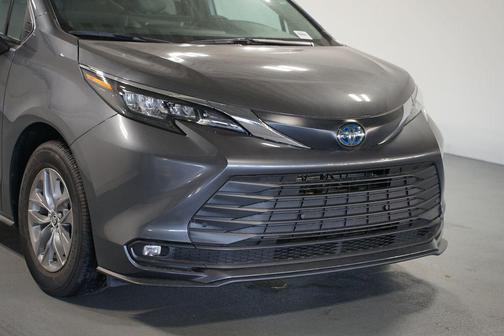 2025 Toyota Sienna XLE 8 Passenger