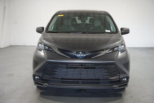 2025 Toyota Sienna XLE 8 Passenger