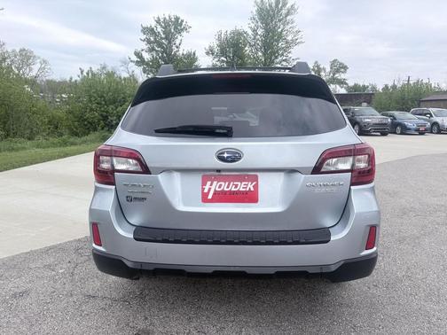 Ice Silver Metallic 2017 Subaru Outback 2.5i Premium