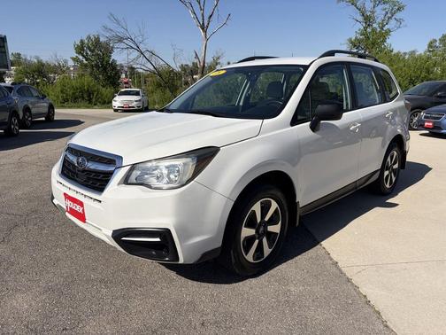 Crystal White Pearl 2018 Subaru Forester 2.5i