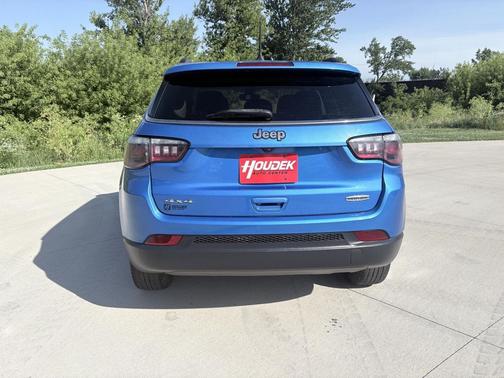 Laser Blue Pearlcoat 2018 Jeep Compass Latitude