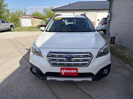 Crystal White Pearl 2016 Subaru Outback 3.6R Limited