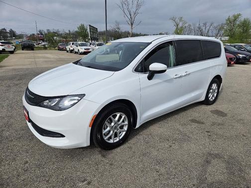 Bright White Clearcoat 2022 Chrysler Voyager LX