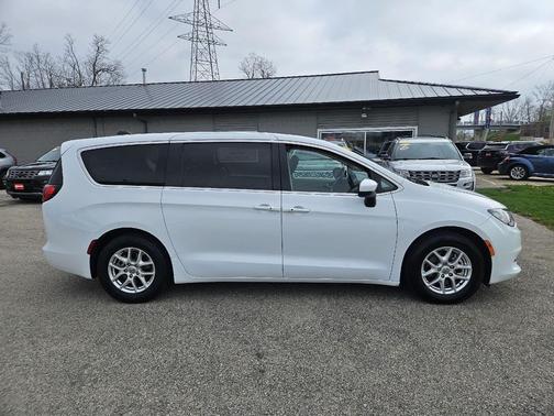 Bright White Clearcoat 2022 Chrysler Voyager LX