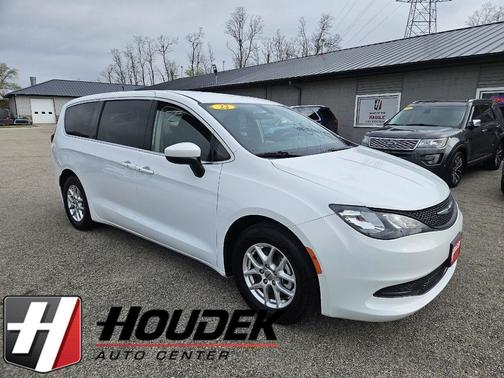 Bright White Clearcoat 2022 Chrysler Voyager LX