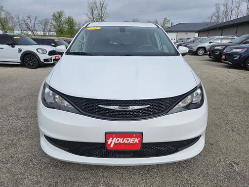 Bright White Clearcoat 2022 Chrysler Voyager LX