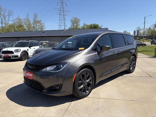Granite Crystal Metallic Clearcoat 2019 Chrysler Pacifica Touring Plus