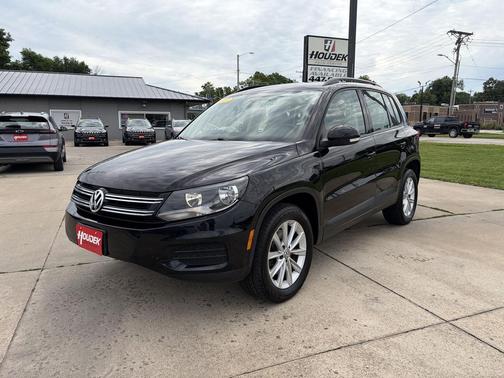 Deep Black Pearl 2017 Volkswagen Tiguan 2.0T S 4MOTION