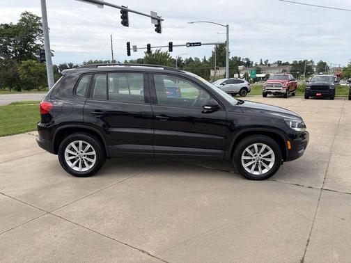 Deep Black Pearl 2017 Volkswagen Tiguan 2.0T S 4MOTION