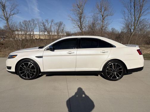 White Platinum Metallic Tri-Coat 2017 Ford Taurus Limited