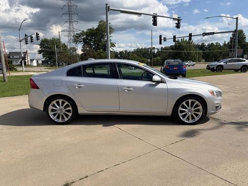 Bright Silver Metallic 2017 Volvo S60 Inscription T5