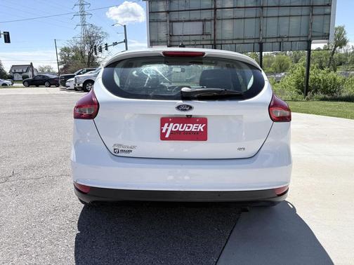 Oxford White 2018 Ford Focus SE