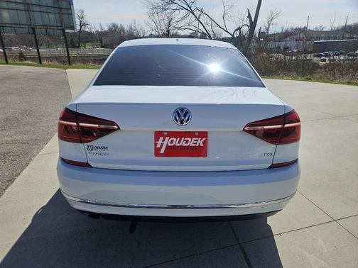 Pure White 2018 Volkswagen Passat 2.0T S