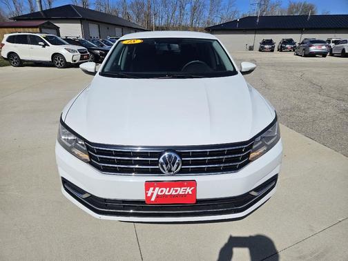 Pure White 2018 Volkswagen Passat 2.0T S