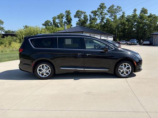 Brilliant Black Crystal Pearlcoat 2018 Chrysler Pacifica Touring-L