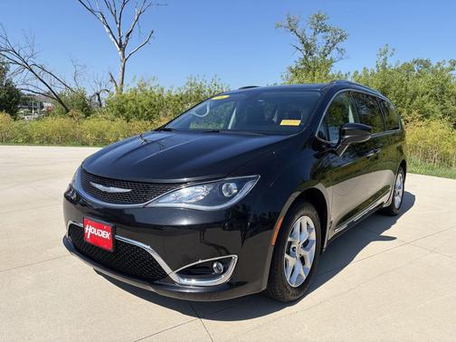 Brilliant Black Crystal Pearlcoat 2018 Chrysler Pacifica Touring-L