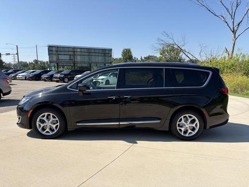 Brilliant Black Crystal Pearlcoat 2018 Chrysler Pacifica Touring-L