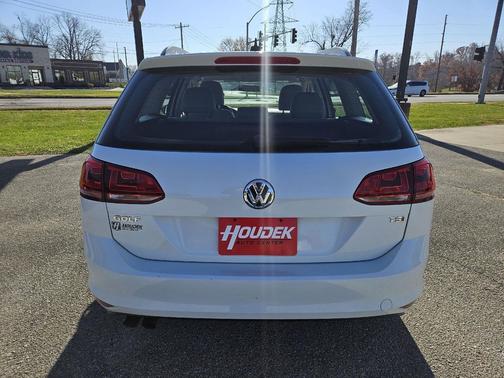 2015 Volkswagen Golf SportWagen TSI S 4-Door