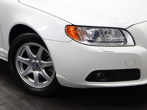 Ice White 2009 Volvo V70 3.2