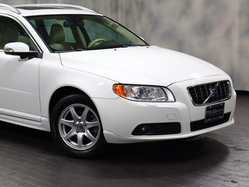 Ice White 2009 Volvo V70 3.2
