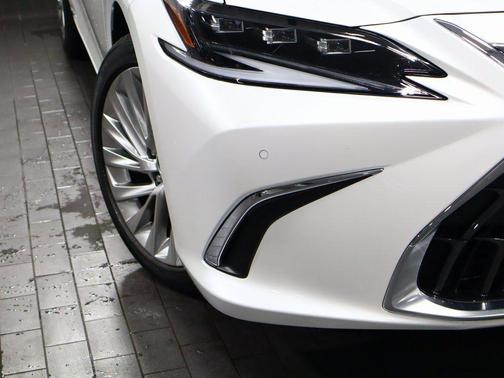 Eminent White Pearl 2022 Lexus ES 300h Luxury