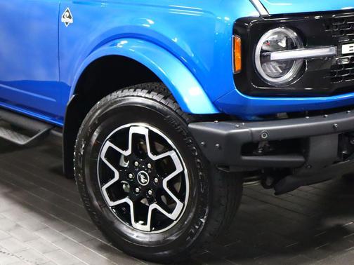 VELOCITY BLUE METALLIC 2023 Ford Bronco Outer Banks