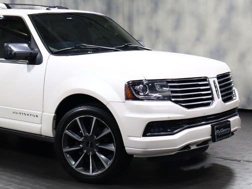 White Platinum Metallic Tri-Coat 2017 Lincoln Navigator Reserve