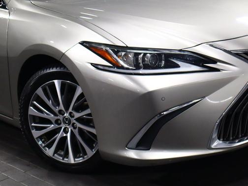 Atomic Silver 2019 Lexus ES 300h Base