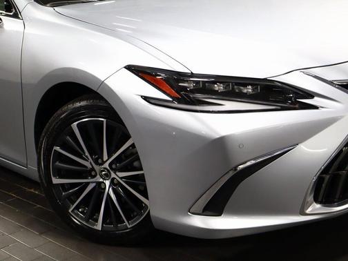 2025 Lexus ES 300h Base