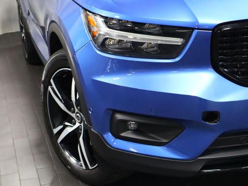 Bursting Blue Metallic 2019 Volvo XC40 T5 R-Design