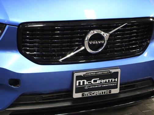 Bursting Blue Metallic 2019 Volvo XC40 T5 R-Design