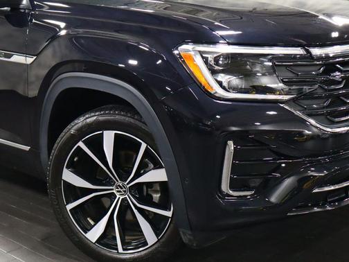 Deep Black Pearl 2024 Volkswagen Atlas 2.0T SEL Premium R-Line 4MOTION
