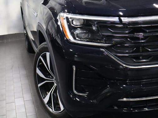 Deep Black Pearl 2024 Volkswagen Atlas 2.0T SEL Premium R-Line 4MOTION