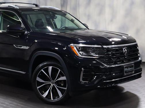 Deep Black Pearl 2024 Volkswagen Atlas 2.0T SEL Premium R-Line 4MOTION