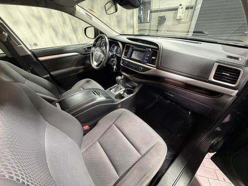 Midnight Black Metallic 2017 Toyota Highlander LE I4