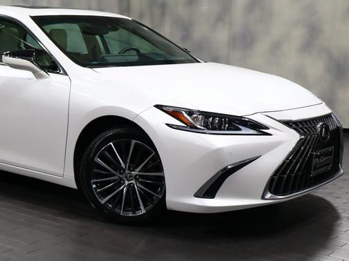 2023 Lexus ES 300h Base