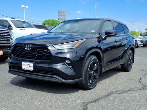 Midnight Black Metallic 2021 Toyota Highlander LE