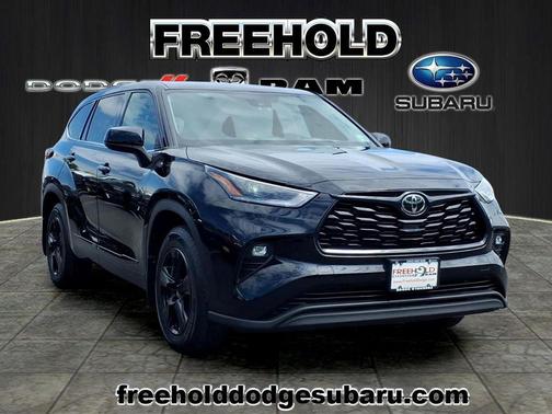 Midnight Black Metallic 2021 Toyota Highlander LE