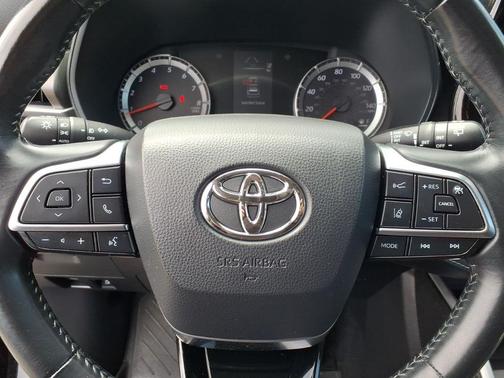Midnight Black Metallic 2021 Toyota Highlander LE