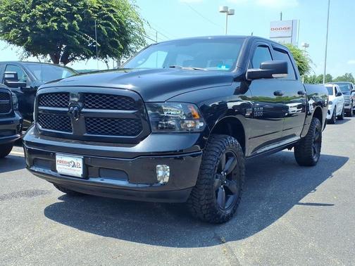 Brilliant Black Crystal Pearlcoat 2018 RAM 1500 Big Horn