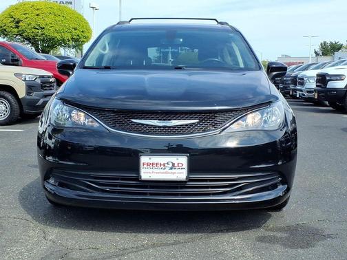 Brilliant Black Crystal Pearlcoat 2020 Chrysler Voyager LXI