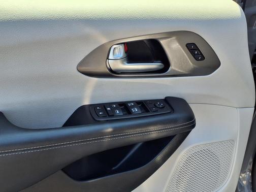 2023 Chrysler Pacifica Touring-L