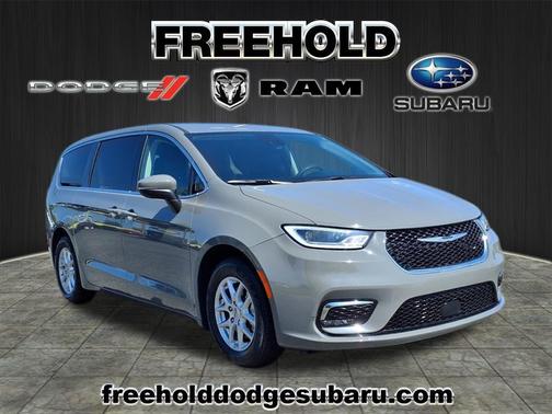 2023 Chrysler Pacifica Touring-L