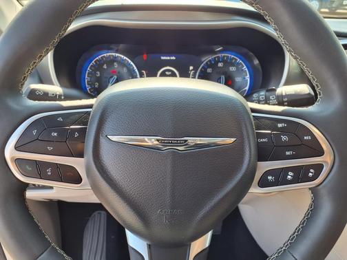 2023 Chrysler Pacifica Touring-L
