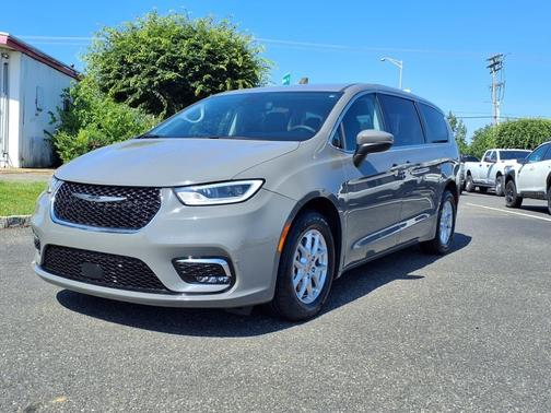2023 Chrysler Pacifica Touring-L