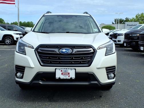 Crystal White Pearl 2023 Subaru Forester Limited